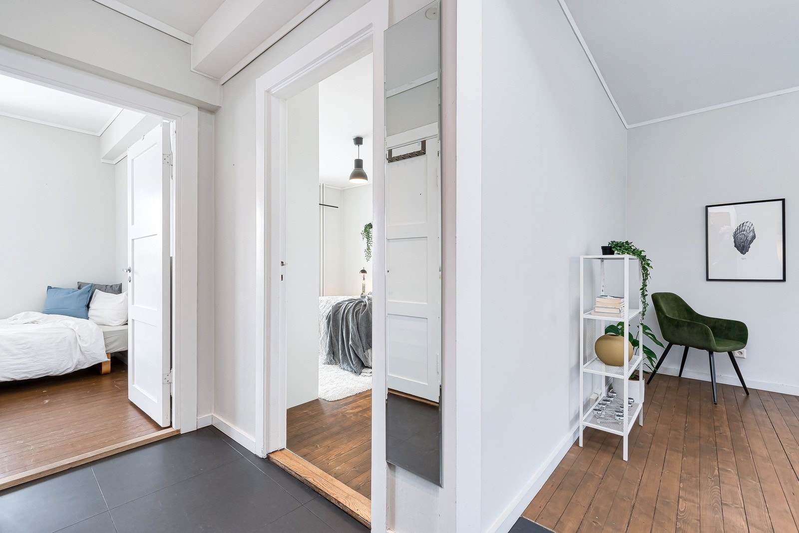 Begge soverom ligger behagelig tilbaketrukket fra allrommet. Galleribilde