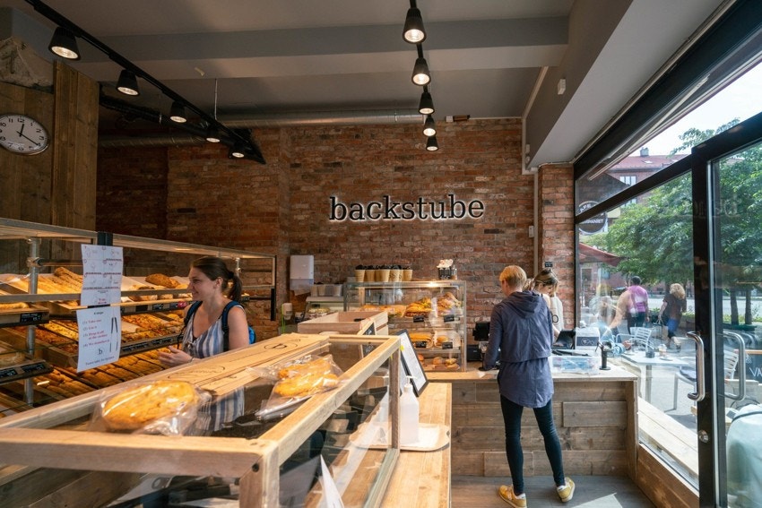 Populære Backstube ligger på andre siden av krysset. Galleribilde