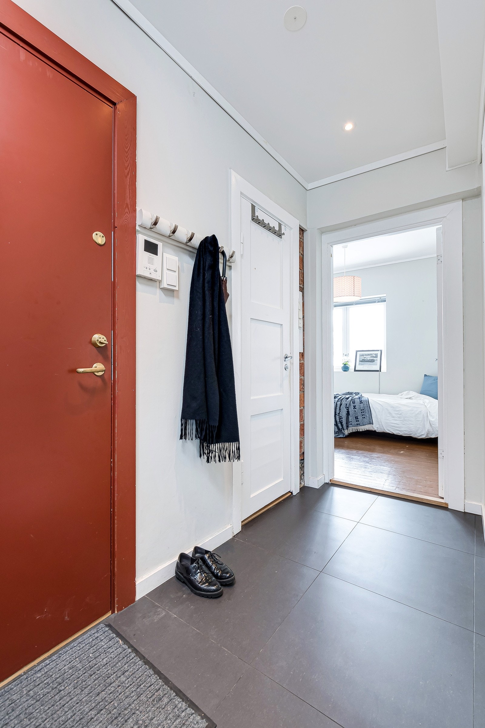 Inngangspartiet er åpent og lyst. Det er lagt praktiske fliser med gulvvarme. Galleribilde