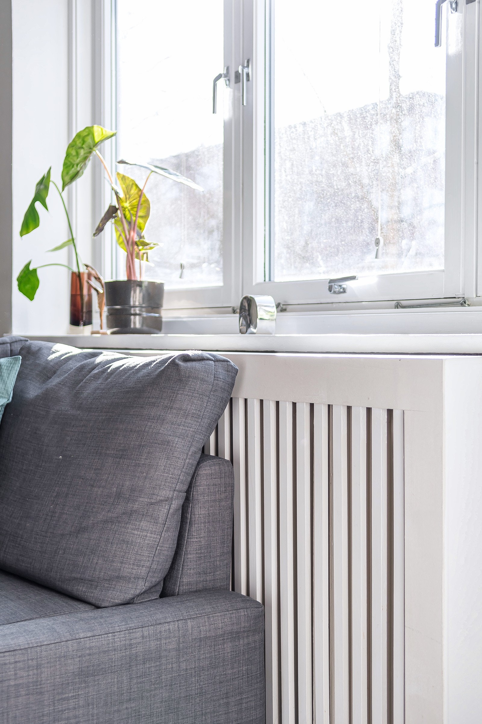 Radiatoren er pent kamulert med en hvitmalt treramme. Galleribilde