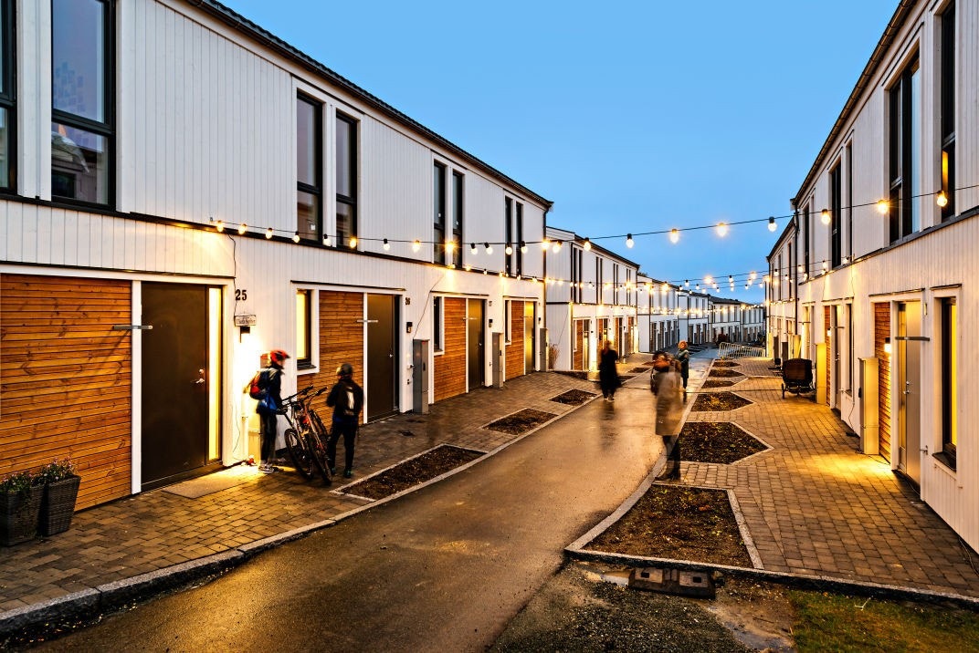 Rekkehusene ligger fredelig og landlig til på Lund Østre hvor du har en muligheten til å la frisk luft og naturopplevelser bli en del av hverdagen. Likevel er ikke City Syd og Tillerbyen mer enn en 10 minutters biltur unna, og en fem minutters sykkeltur t Galleribilde