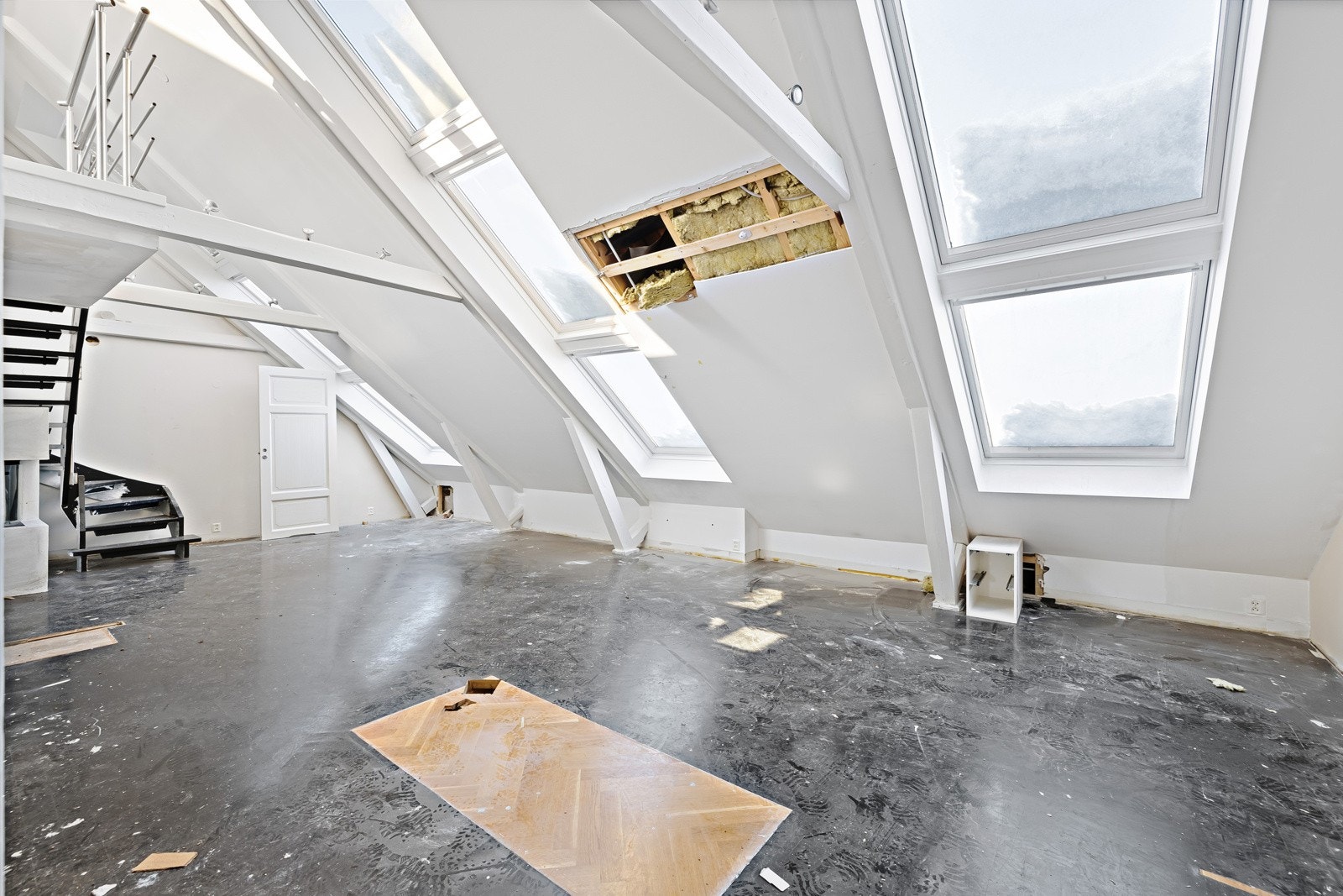 Leiligheten selges som ledd i et hevingsoppgjør mellom tidligere kjøper og selgers forsikringsselskap, og er å anse som et totaloppussings prosjekt. Galleribilde