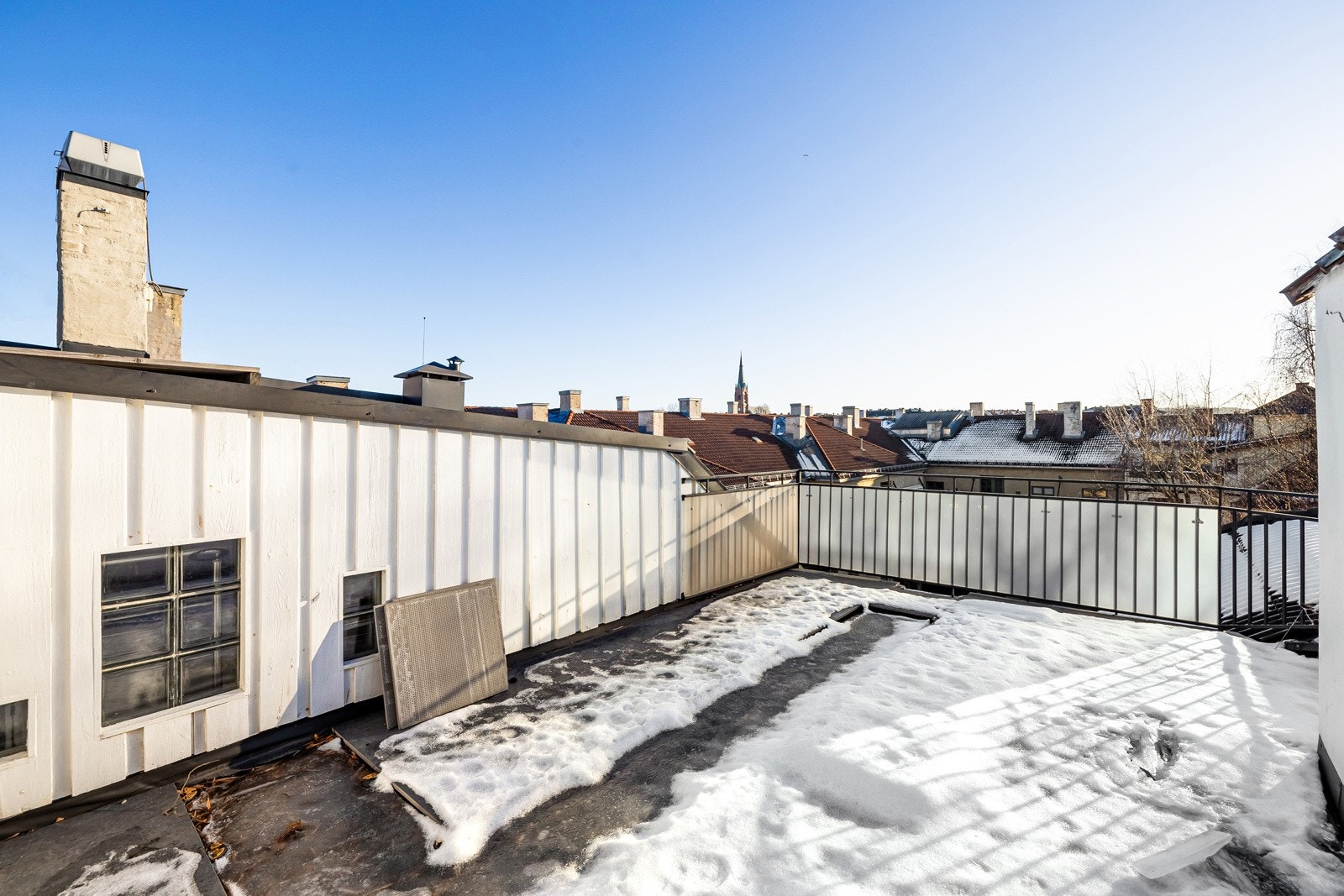 Takterrassen er tekket med membran og belagt med fliser. Ref reklamasjonsrapport må terrassen bl.a. tekkes om med riktig fall og lufting. Se forøvrig rapport vedlagt salgsoppgaven. Galleribilde