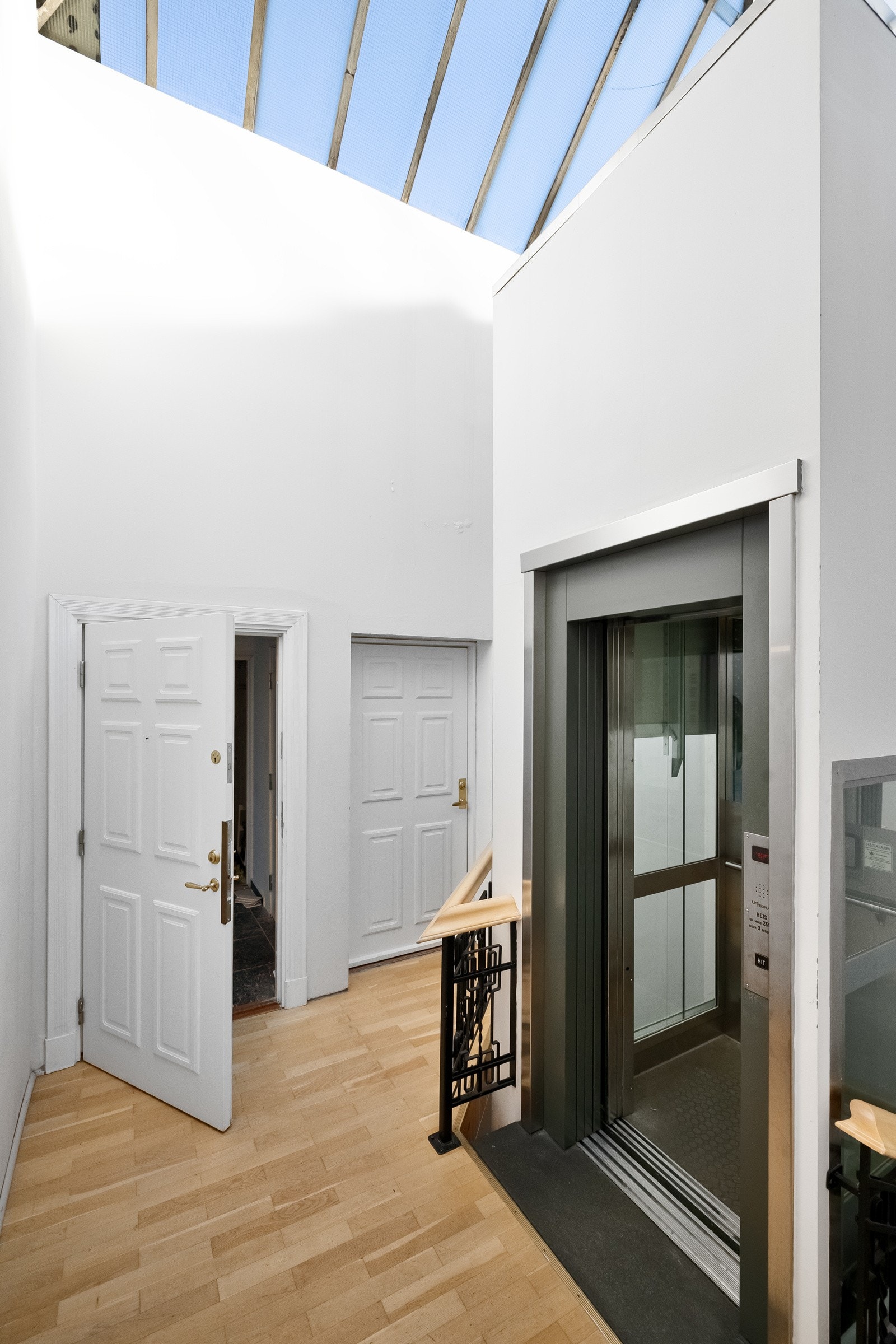 Det er heisadkomst fra hovedplan til leilighetsplan ( 5 etasje ). På bildet ser man dør til leiligheten og tidligere hybel. Galleribilde