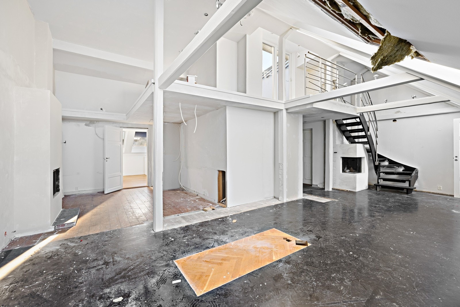 Stor og romslig stue, delvis åpnet opp mot kjøkkendel. Galleribilde