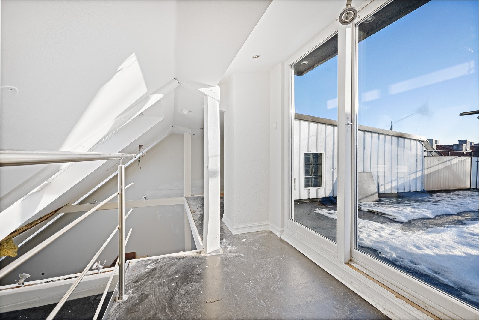 Utgang fra messanin til stor takterrasse. Galleribilde