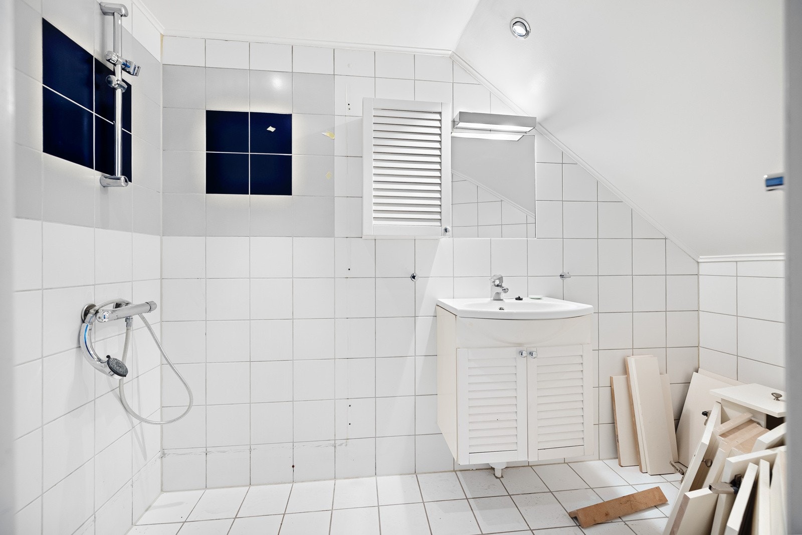 Bad 2 - Badet er mangelfullt og må totalrenoveres iht TEK 17 forskrift. Se forøvrig rapport vedlagt salgsoppgaven. Galleribilde