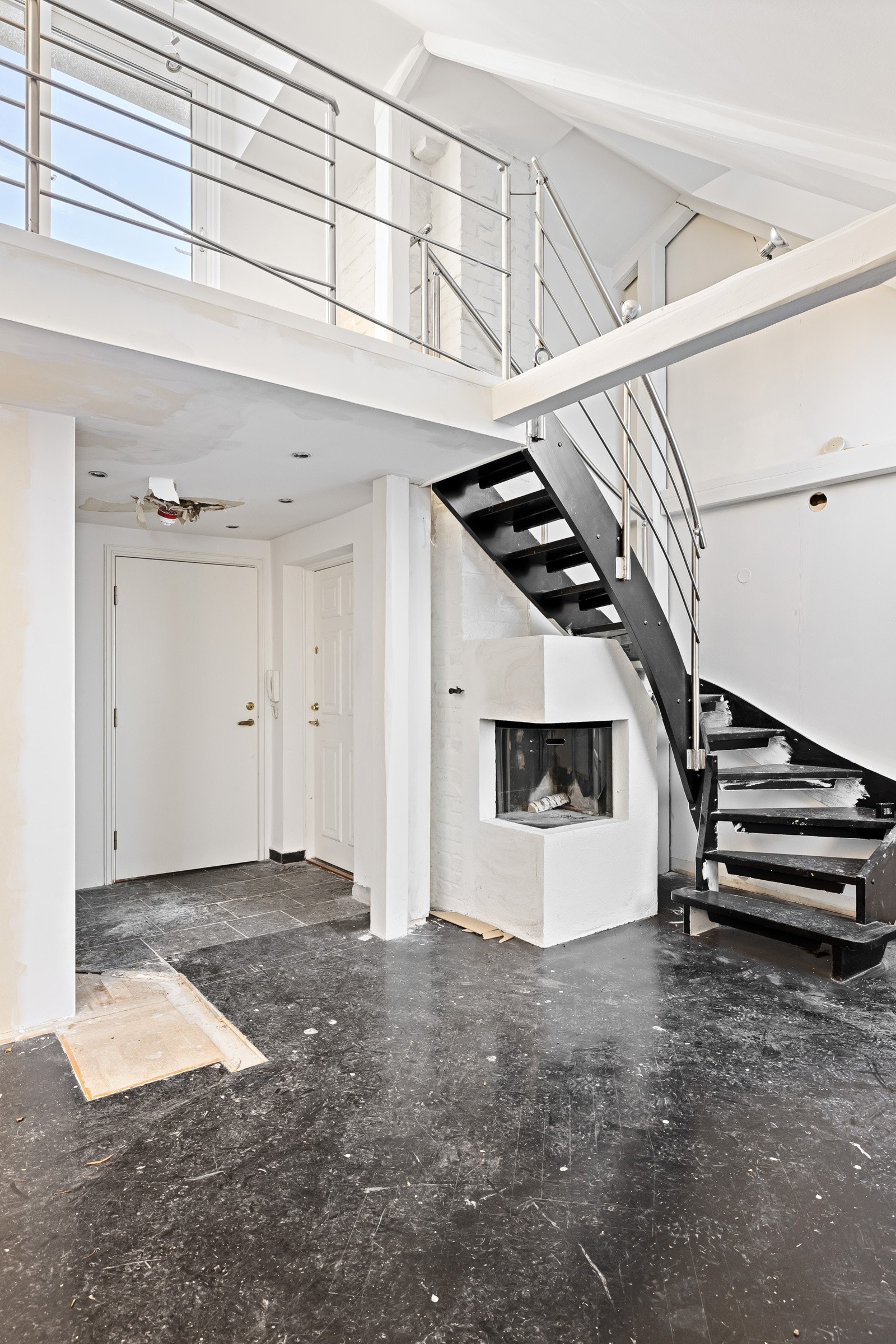 Trapp fra stue opp til messanin. Åpninger i rekkverk er større enn dagens forskriftskrav til rekkverk i trapper. Åpninger mellom trinn i innvendig trapp er større enn dagens forskriftskrav. Galleribilde