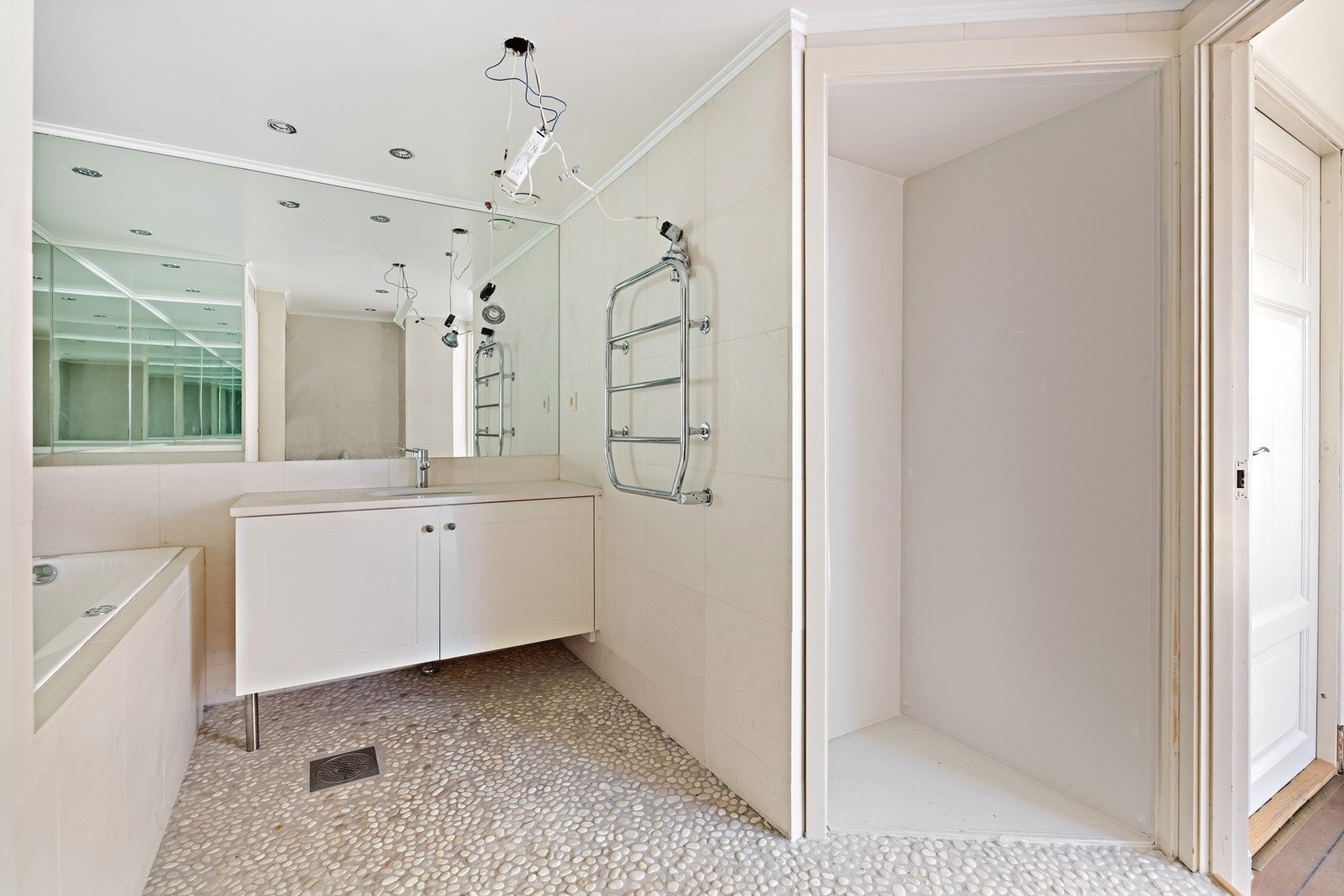 Bad 1 - Badet er mangelfullt og må totalrenoveres iht TEK 17 forskrift. Se forøvrig rapport vedlagt salgsoppgaven. Galleribilde