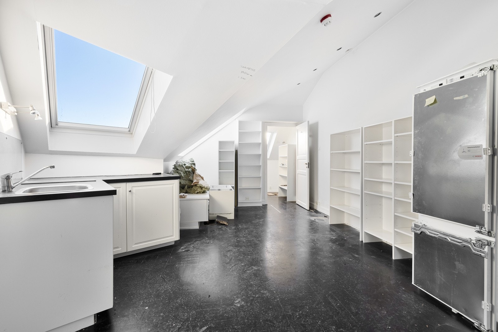 Leiligheten har 2 paralelle innganger i 5 etasje. Denne delen har tidligere vært benyttet som hybeldel til leiligheten. Alternativt kan dette bli et romslig soverom 2. Galleribilde