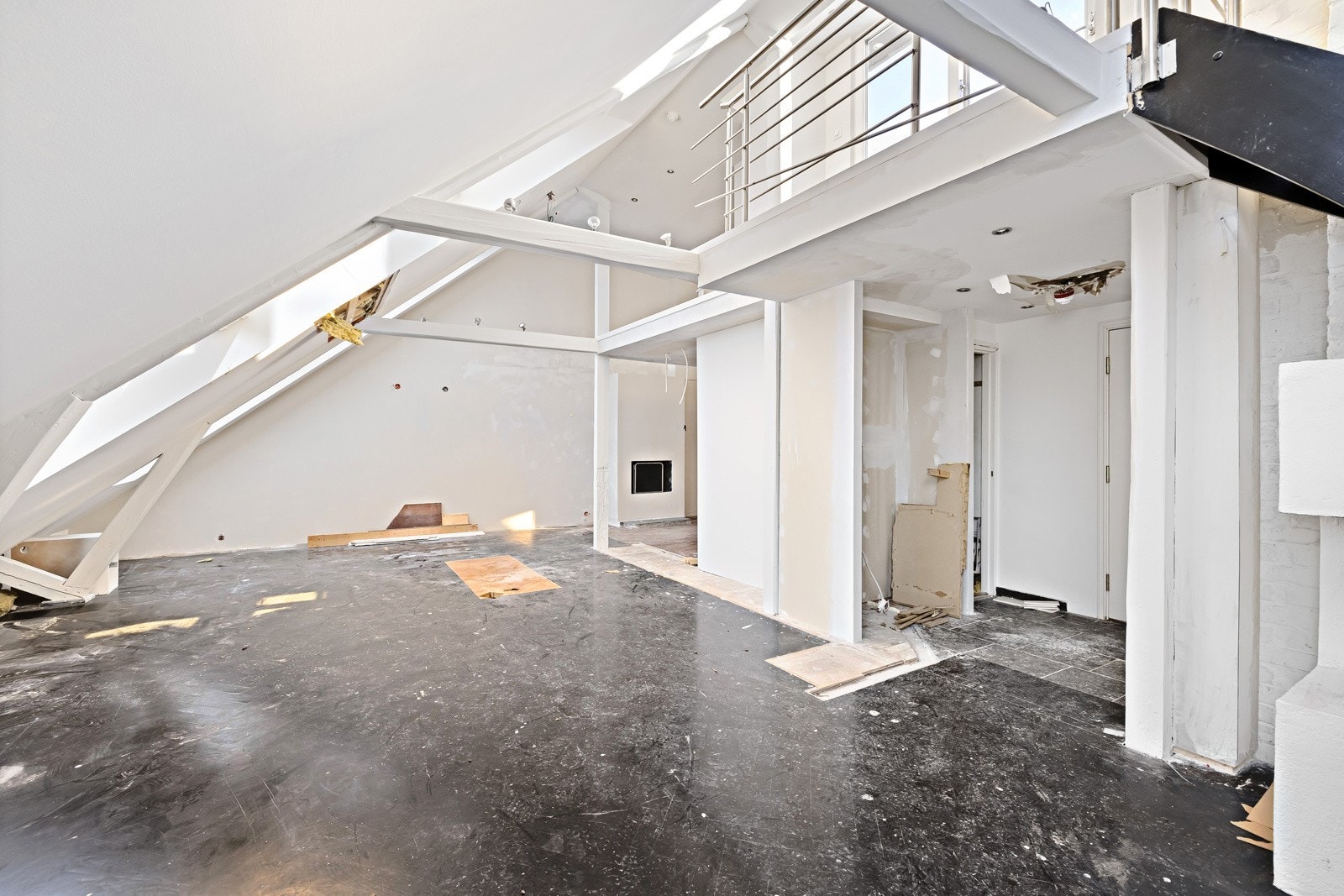 Leiligheten er i dag delvis revet innvendig, men det kreves i.h.t. vedlagte rapporter ytterligere tilltak hva gjelder riving og oppbygging for å bl.a. ivareta forskrift om lyd og brann krav. Galleribilde