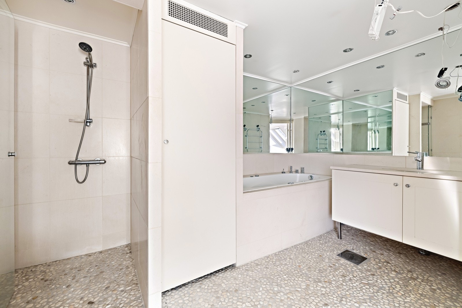 Bad 1 - Badet er mangelfullt og må totalrenoveres iht TEK 17 forskrift. Se forøvrig rapport vedlagt salgsoppgaven. Galleribilde