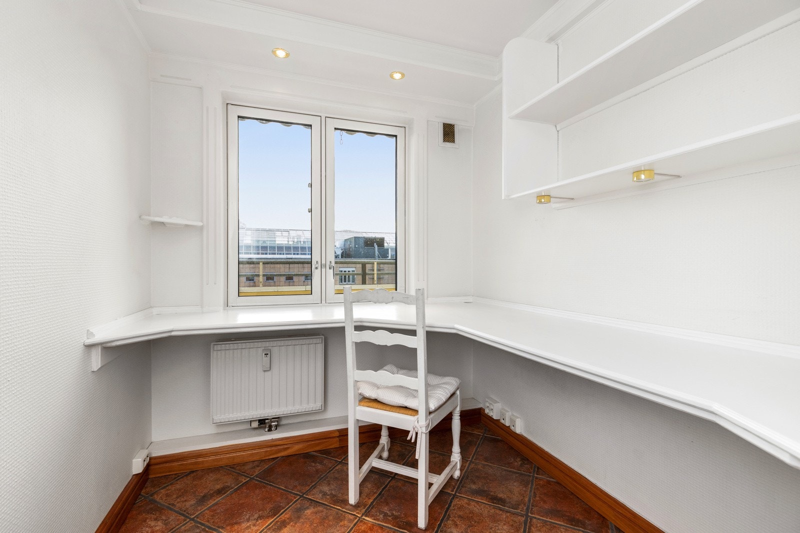 Soverommet er innredet med garderobeskap og pult. Galleribilde