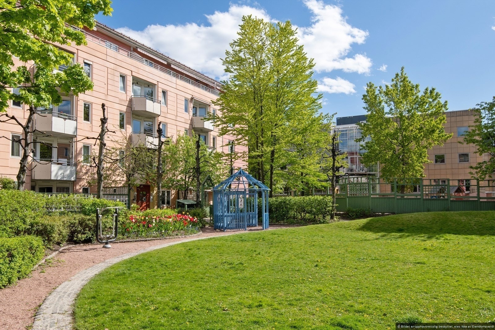 Tilgang til rolig bakgård som tilhører sameiet. Galleribilde