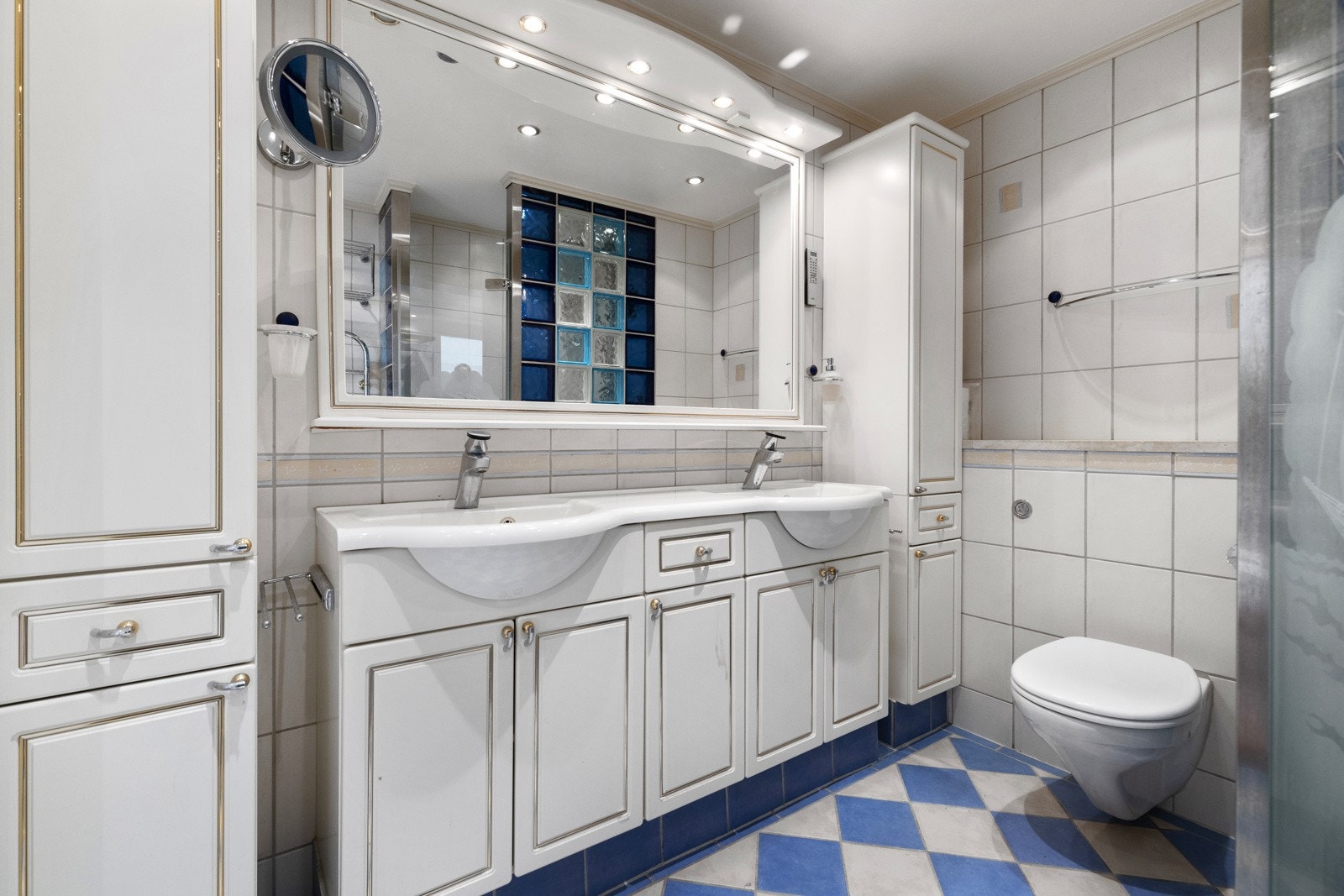 Heldekkende dobbelt servant m/bl.batteri, speil og lys samt integrert radio/høyttalersystem. Galleribilde