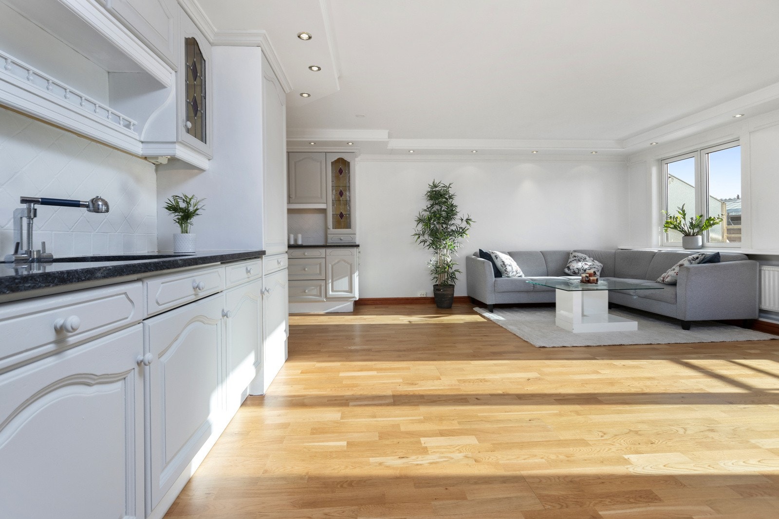 Kjøkkeninnredningen byr på godt med lagringsplass. Galleribilde