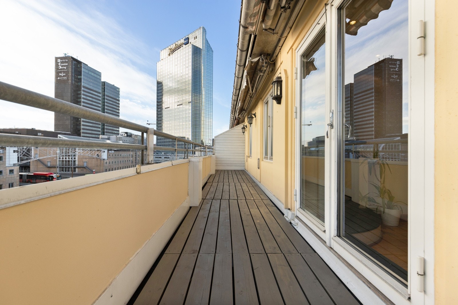 Balkongen er en fin forlengelse av stuen. Her er det god plass til å innrede med hyggelige utemøbler og grill. Galleribilde