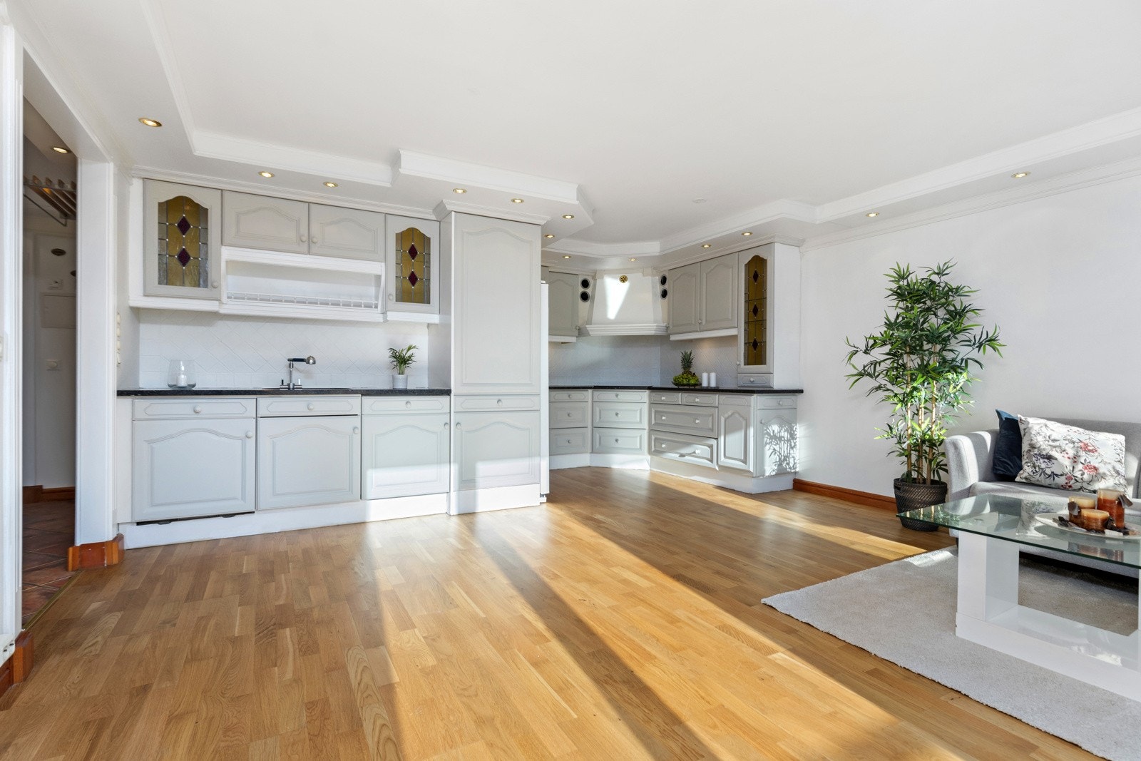 Kjøkkeninnredning med lyse profilerte fronter. Galleribilde