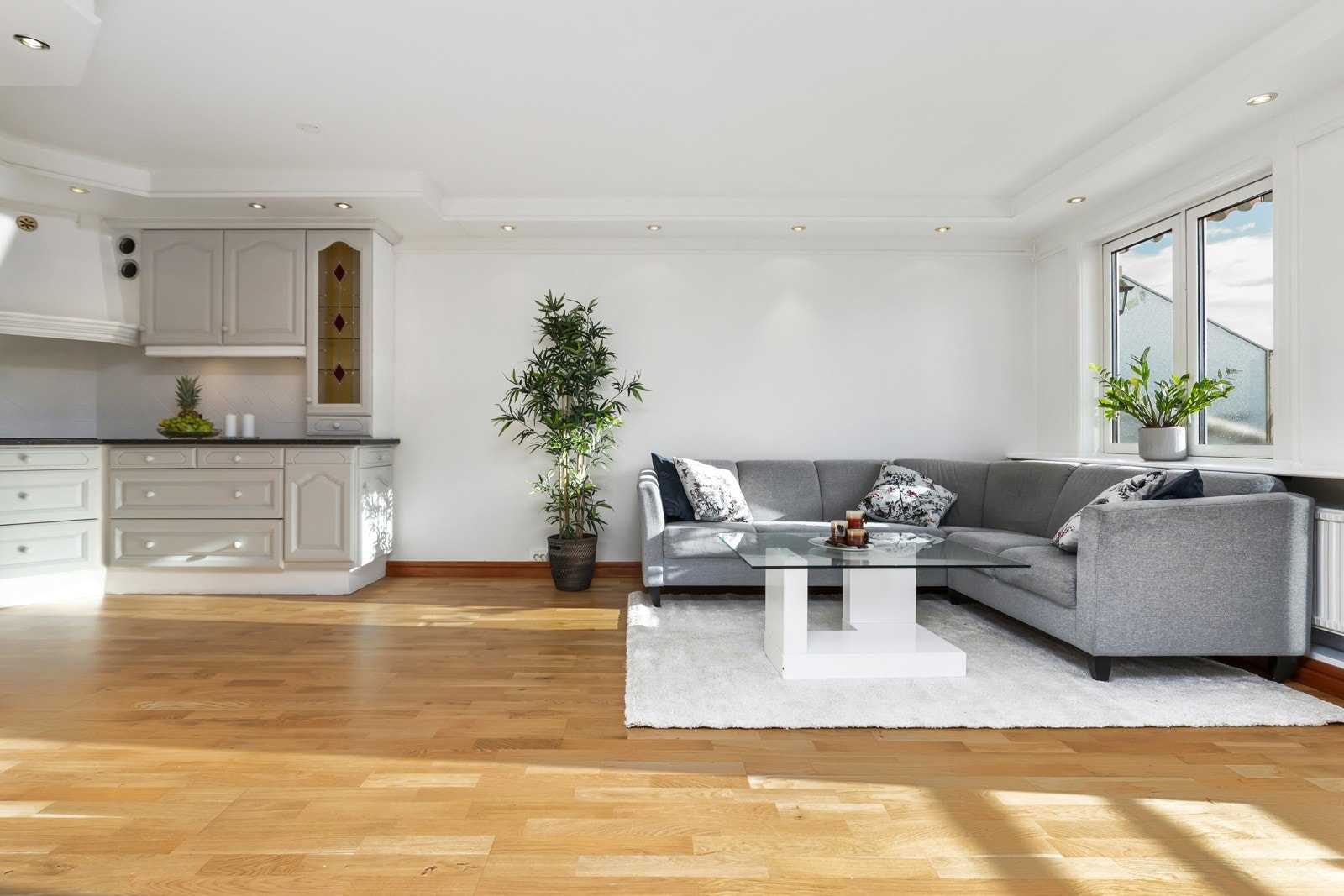 De store vindusflatene i stuen gir rikelig med lysinnslipp og skaper en fin atmosfære og romfølelse. Galleribilde