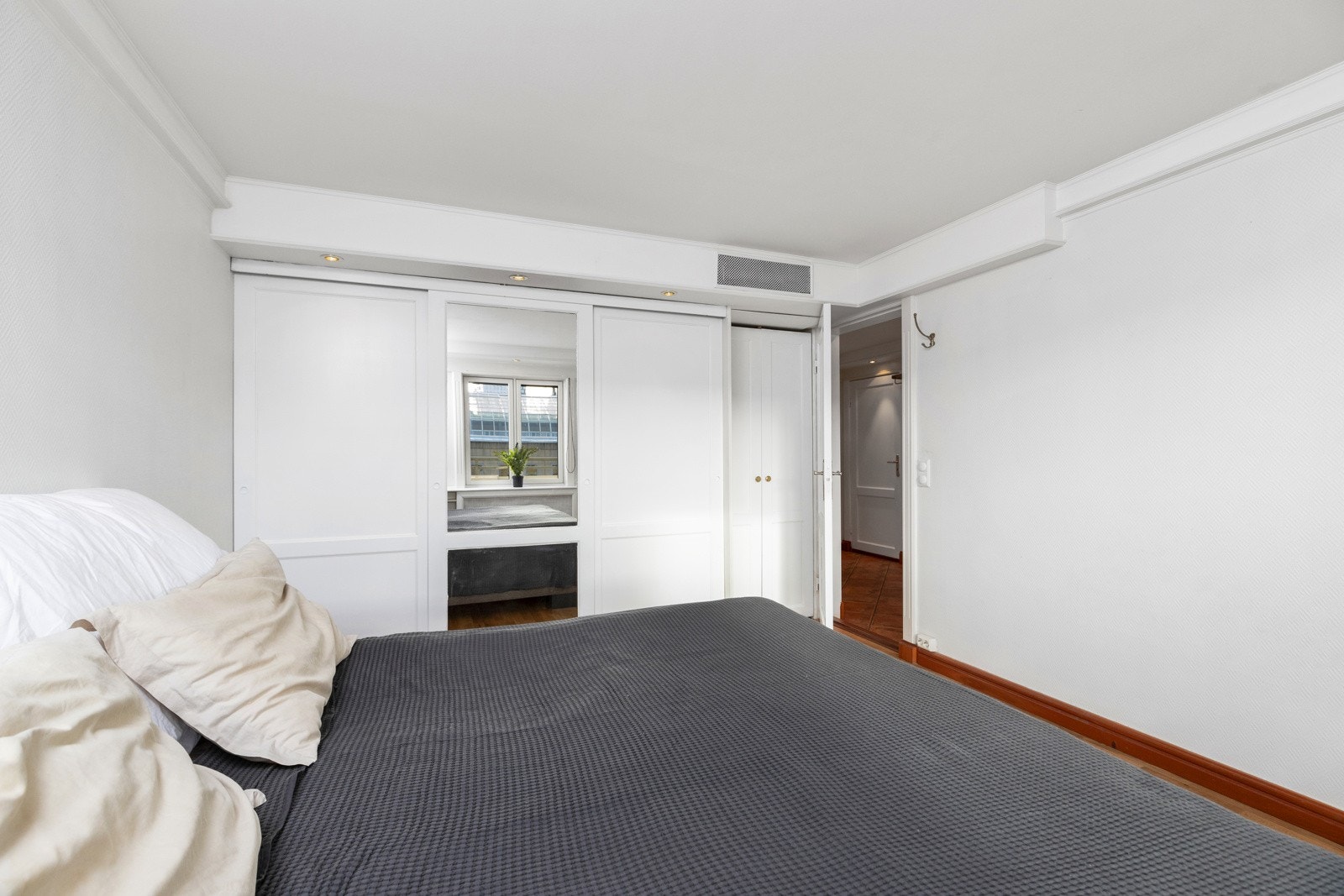 Rommet er innredet med skyvedørsgarderobe og skap. Galleribilde