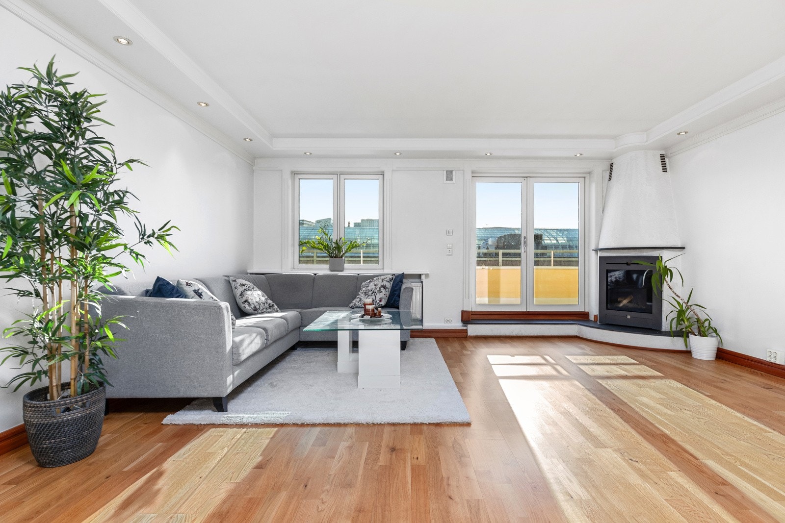 Stuen er stor og åpen med god plass til sittegruppe og spisebord. Galleribilde