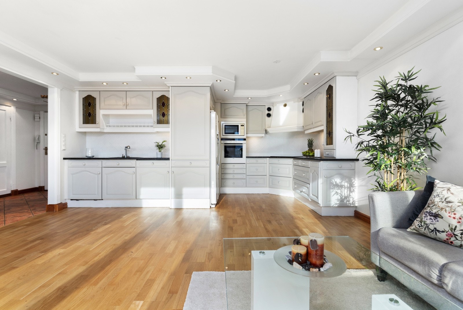 Kjøkken har åpen løsning mot stuen som skaper en hyggelig og sosial atmosfære. Galleribilde