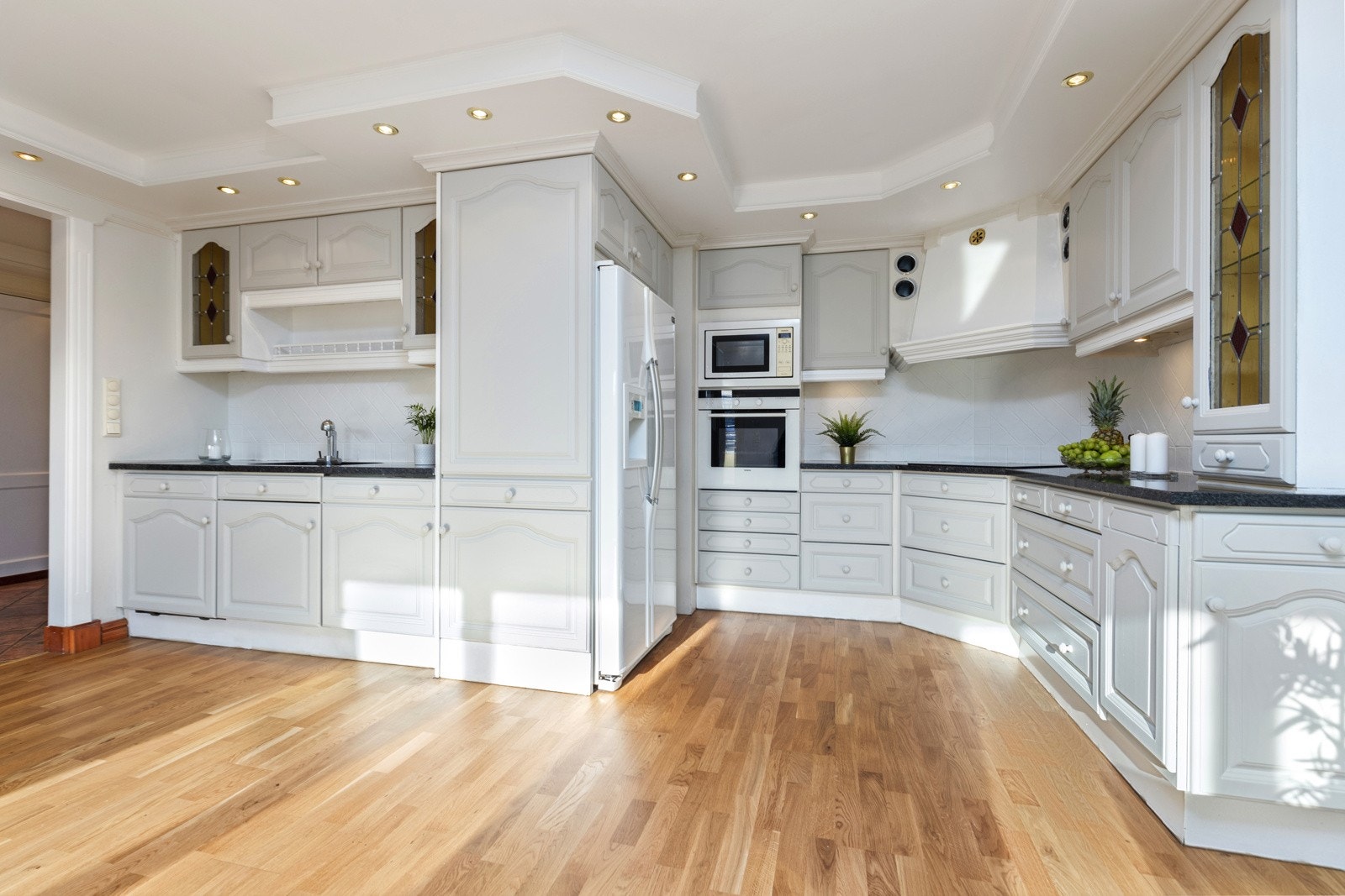 Her finner du integrert mikro, ovn og kjøleskap, samt et dobbelt kjøle- og frysesskap. Galleribilde