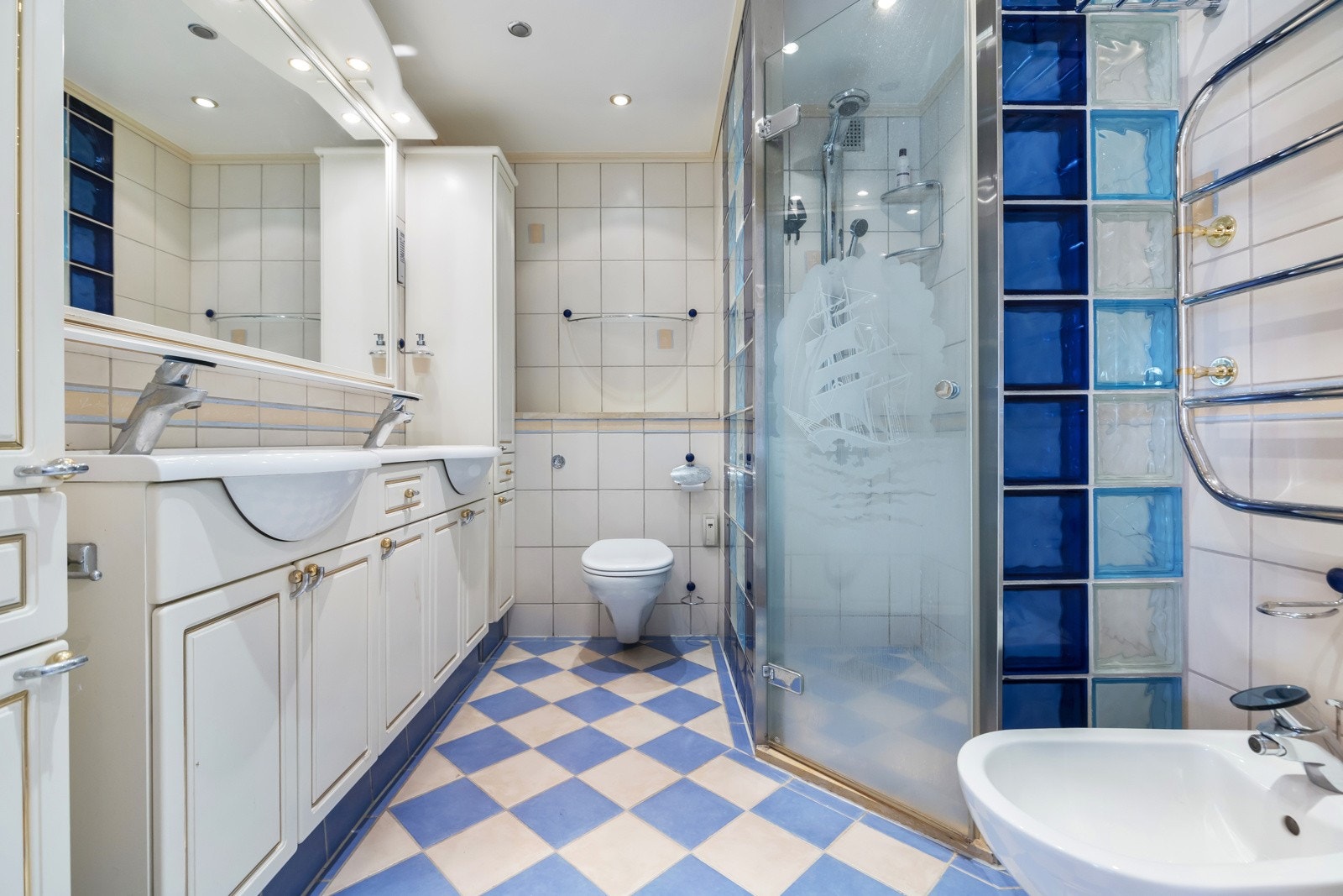 Romslig flislagt bad med varme i gulvet. Galleribilde