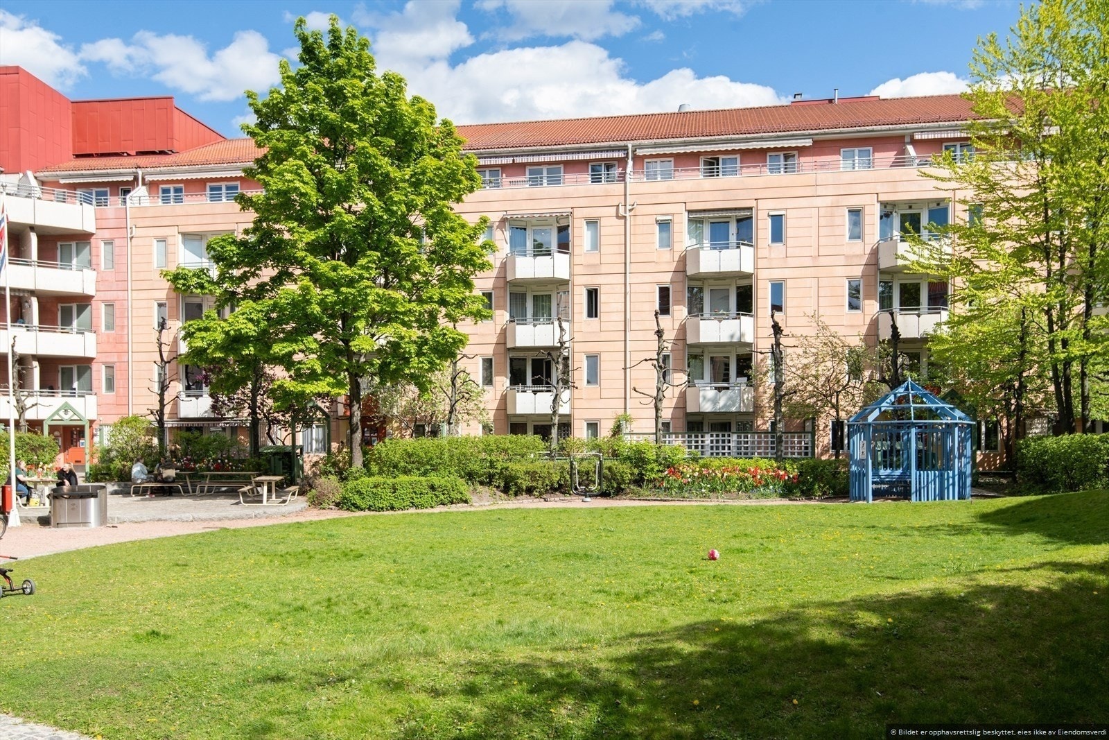 Tilgang til rolig bakgård med fine grøntarealer og sittegrupper- Galleribilde