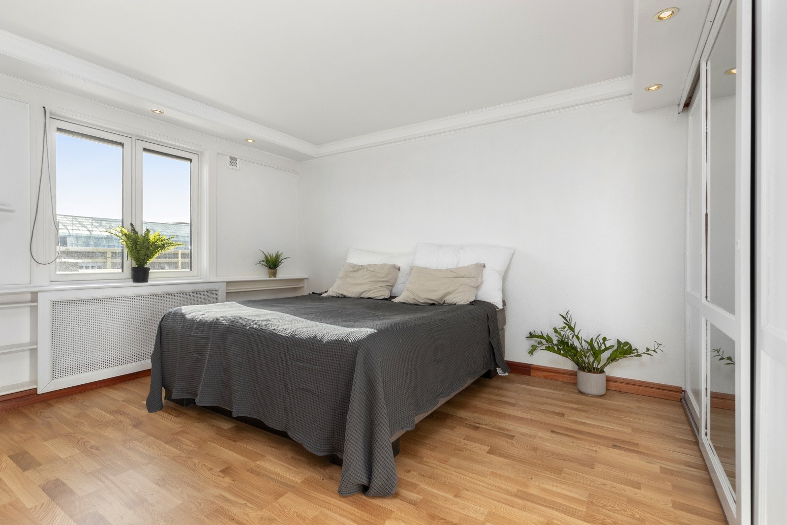 Lyst og romslig soverom. Galleribilde