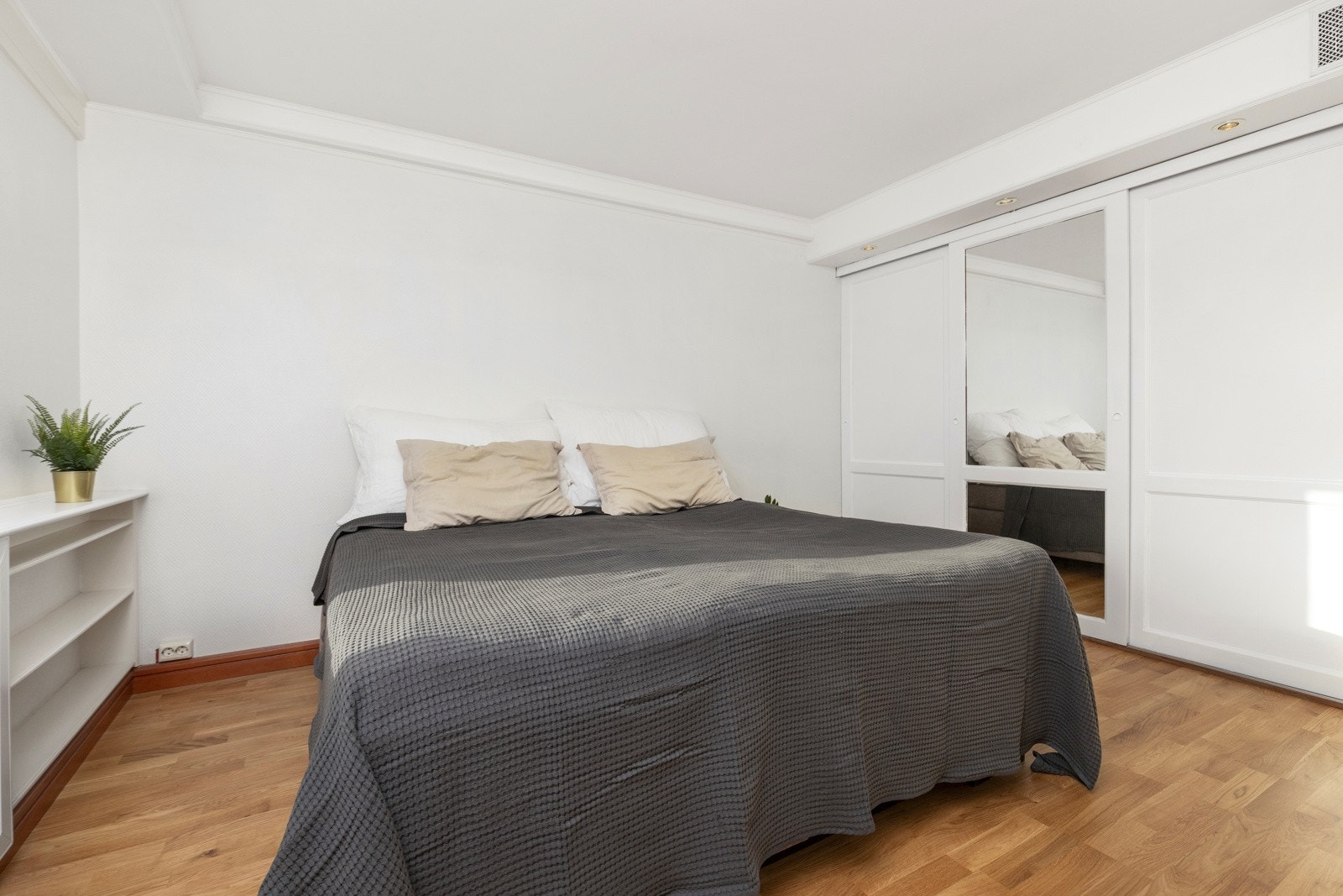 Her er det god plass til dobbeltseng og tilhørende møblement. Galleribilde