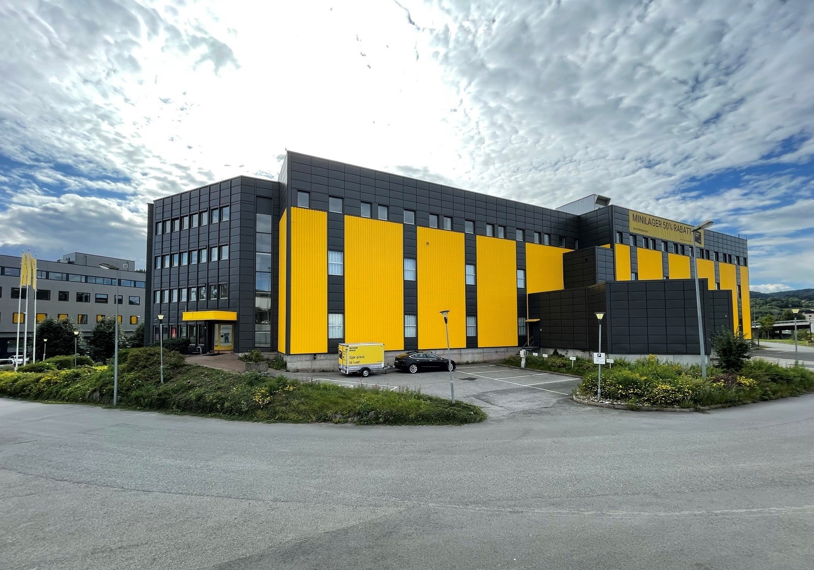 Eiendommen ligger inntil E16 Oslo-Bergen, hele 5.etg. (ca. 1 000 kvm.) er ledig, samt et mindre areal i 3.etg. Galleribilde