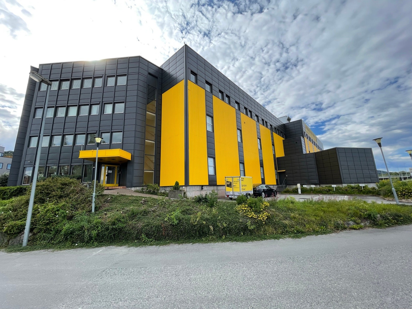 Eiendommen ligger inntil E16 Oslo-Bergen, hele 5.etg. (ca. 1 000 kvm.) er ledig, samt et mindre areal i 3.etg. Galleribilde