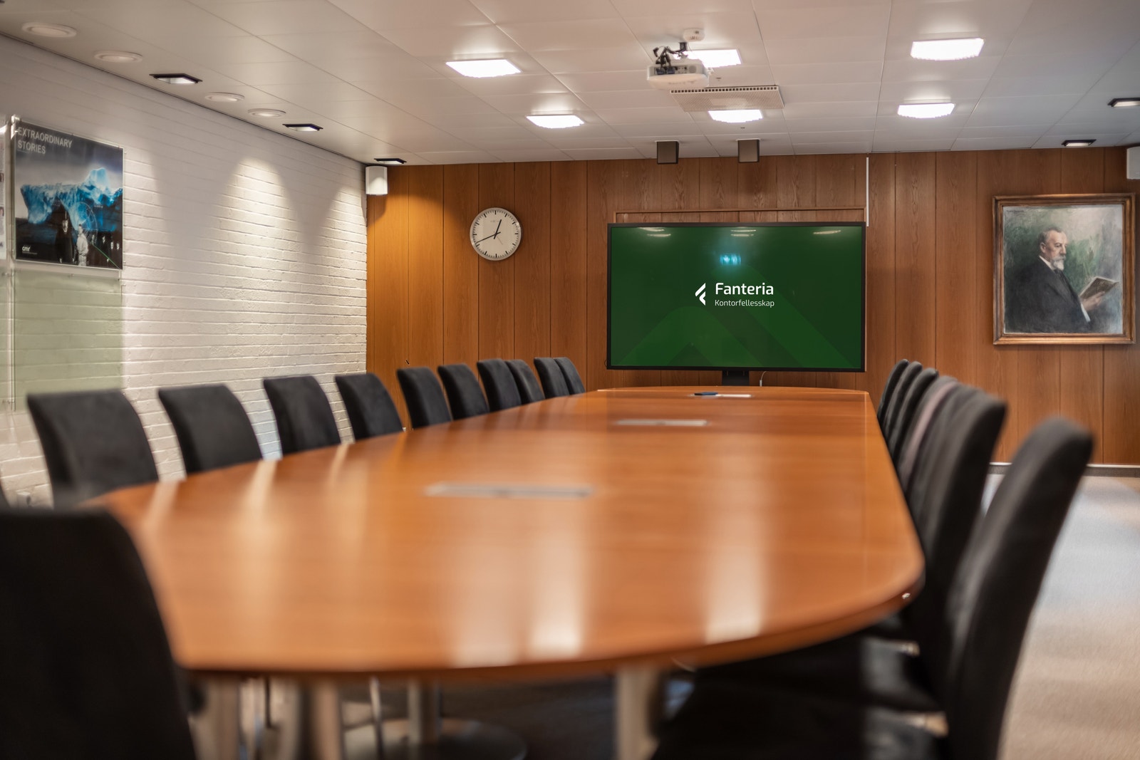 Møterom #1 med god plass til 20 personer. Mulighet for leietakere å leie ved behov. Galleribilde