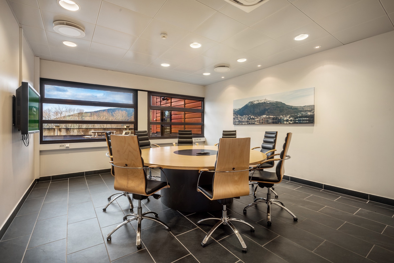 Møterom #3 med plass til 8-10 personer. Mulighet for leietakere å leie ved behov. Galleribilde