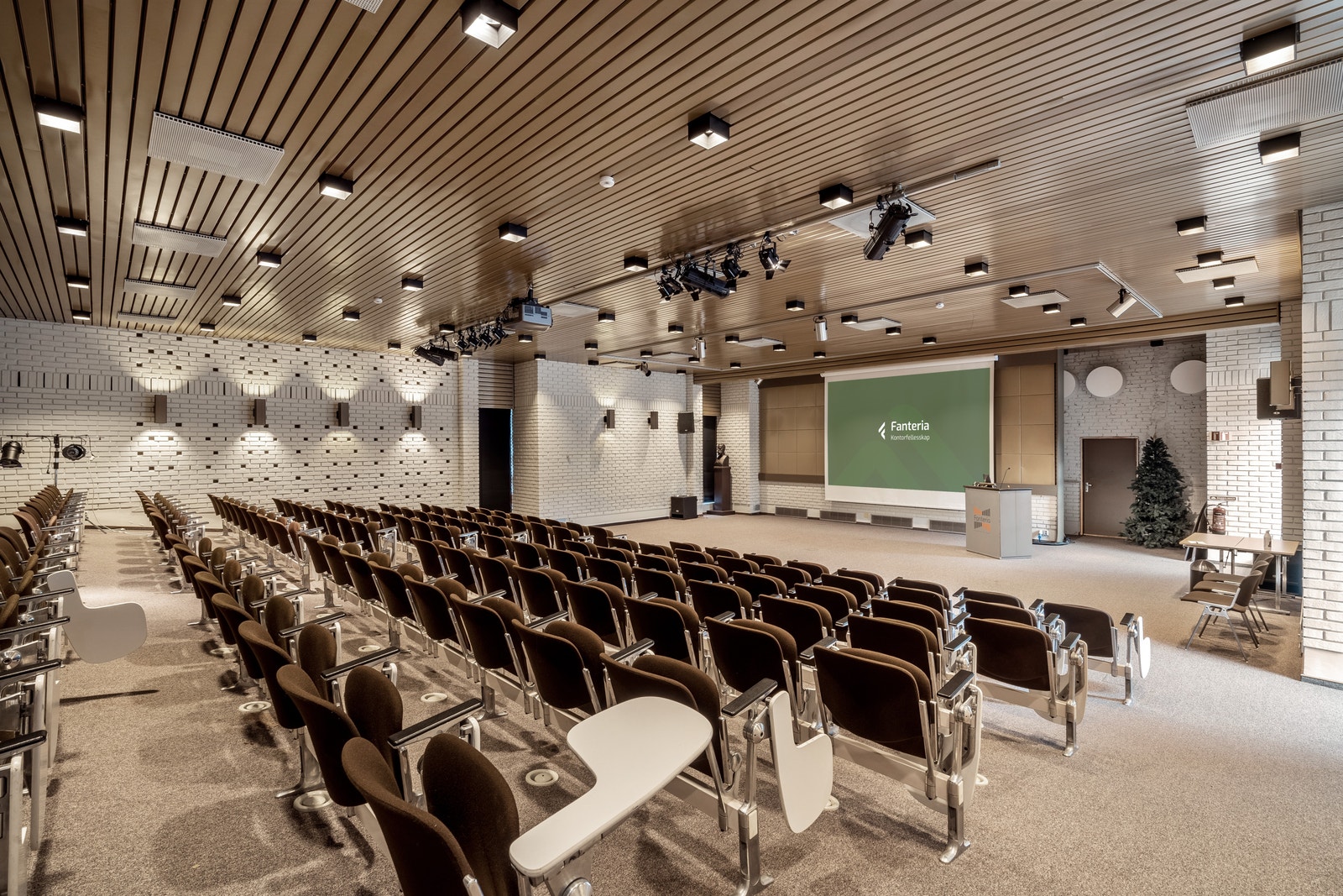 Auditorium med plass til 140 personer. Mulighet for leietakere å leie ved behov. Galleribilde