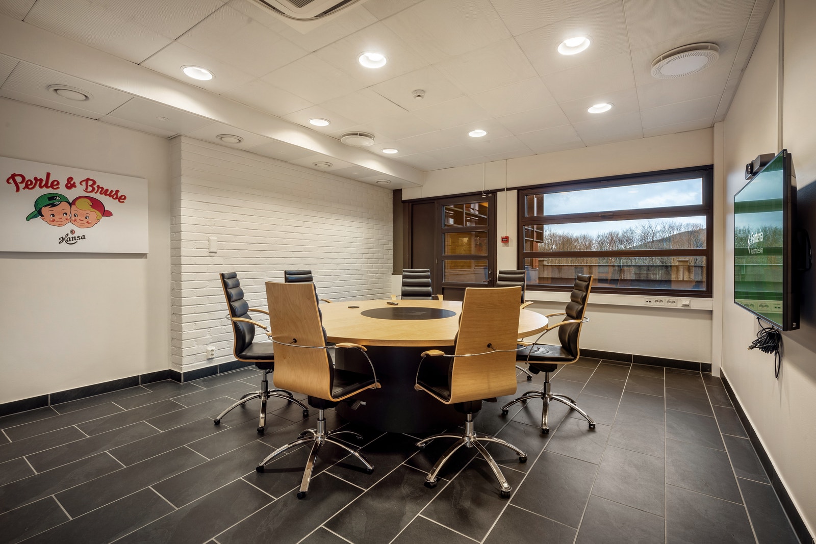 Møterom #2 med plass til 8-10 personer. Mulighet for leietakere å leie ved behov. Galleribilde