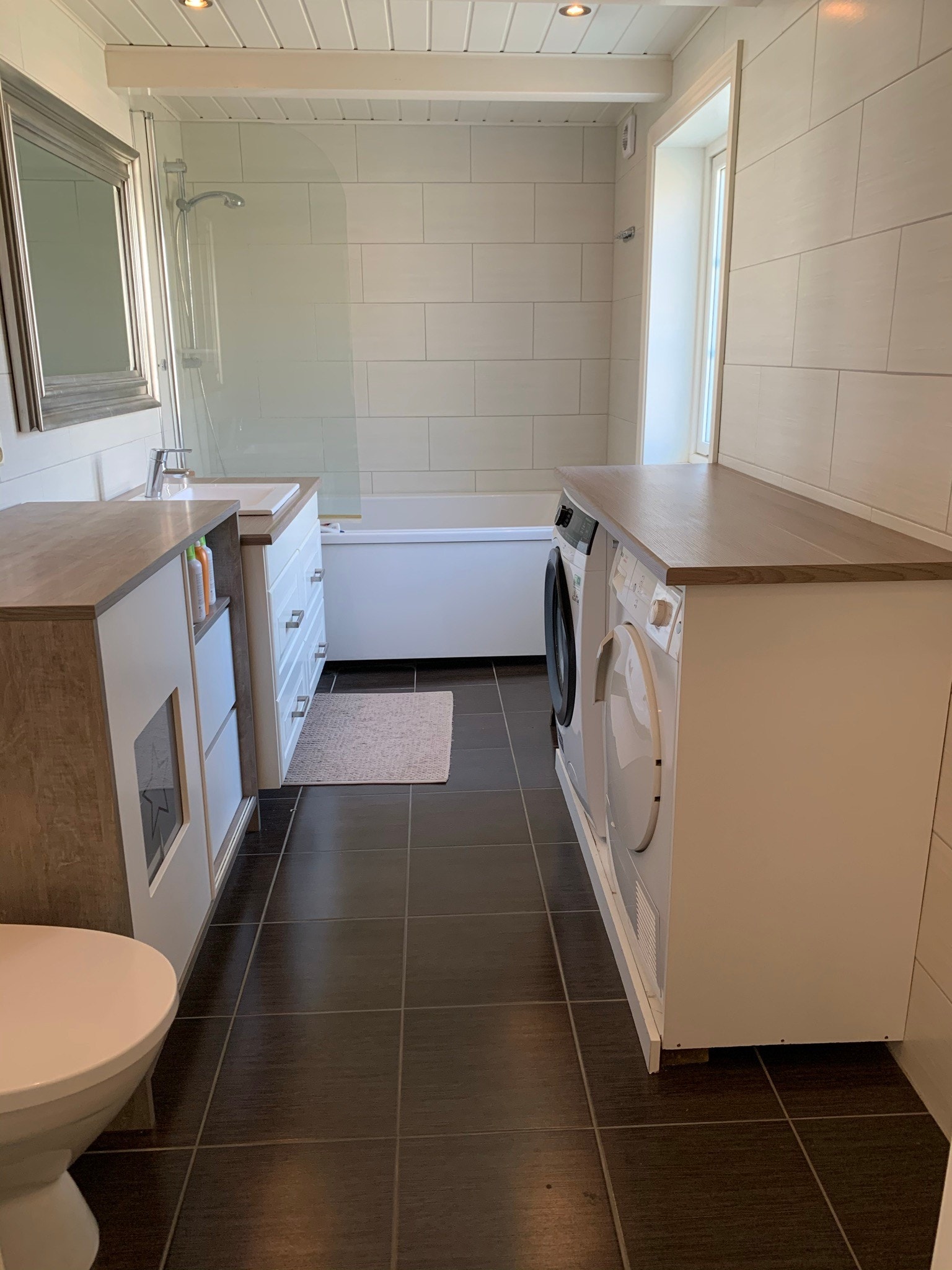 Bad med dusj/badekar, wc. Opplegg for vaskemaskin og tørketrommel i 1. etg. Galleribilde