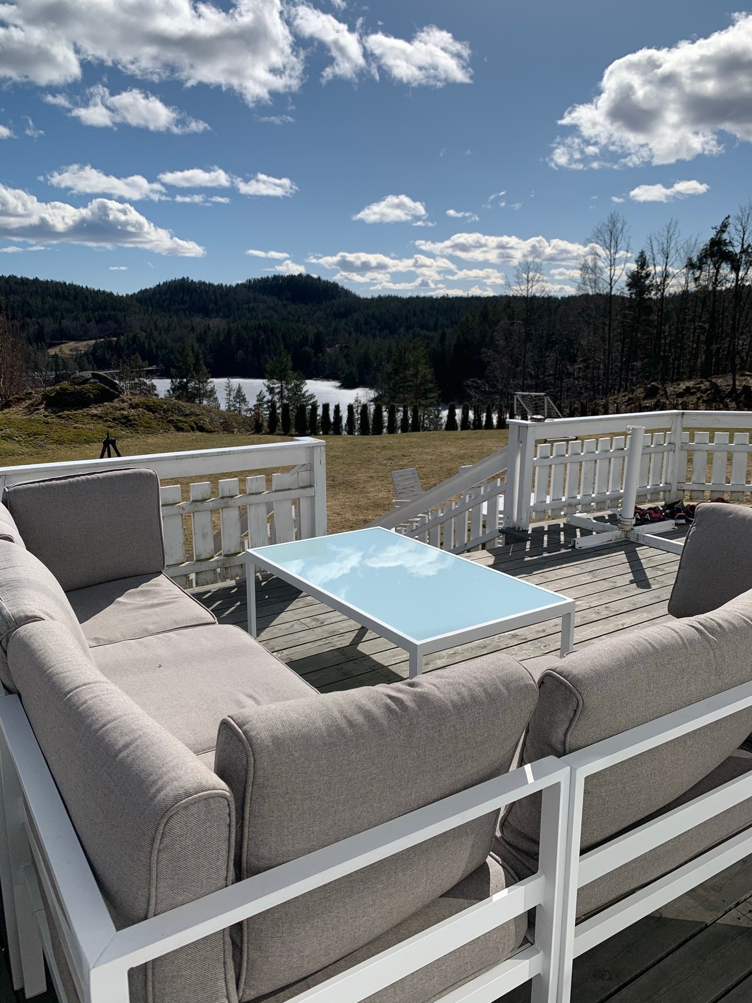 Utsikt fra terrasse ut over Bakkevann Galleribilde