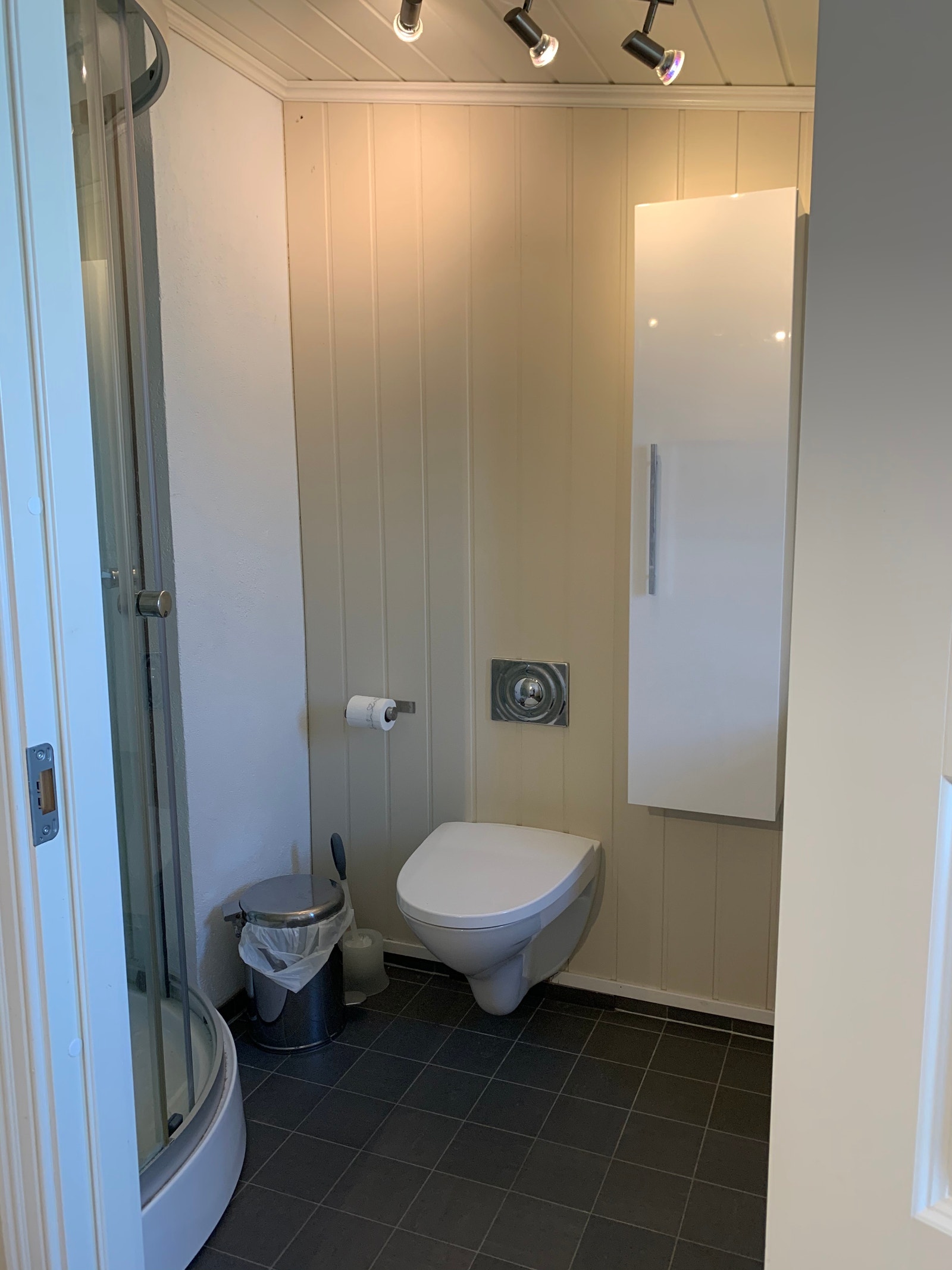 Bad med dusj og wc i 2. etg Galleribilde