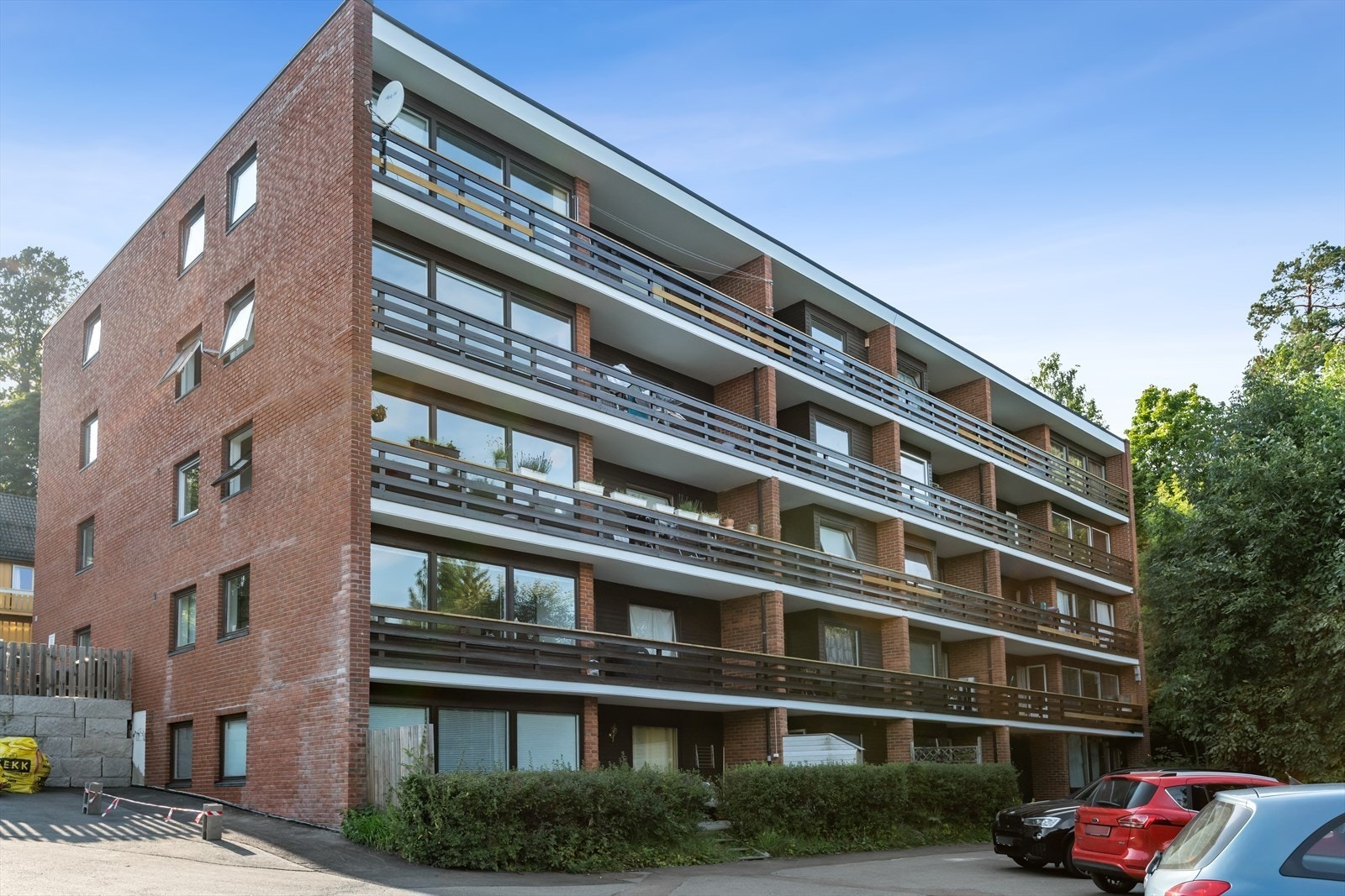 2 etasje fra fronten, men trappefri inngang fra baksiden Galleribilde