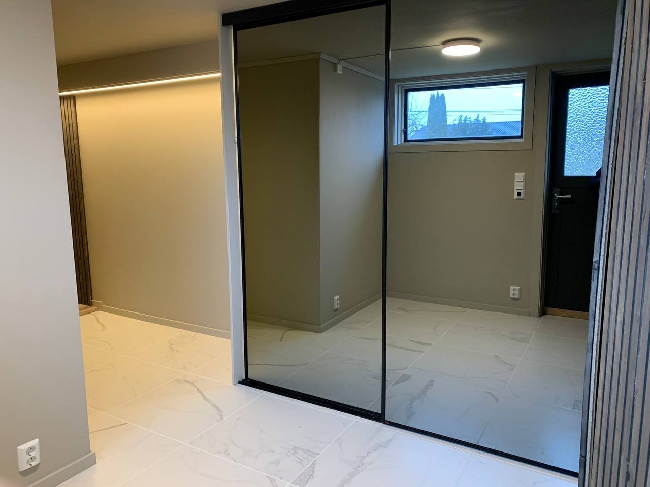 Skyvedørsgarderobe med oppbevaring i entreen Galleribilde