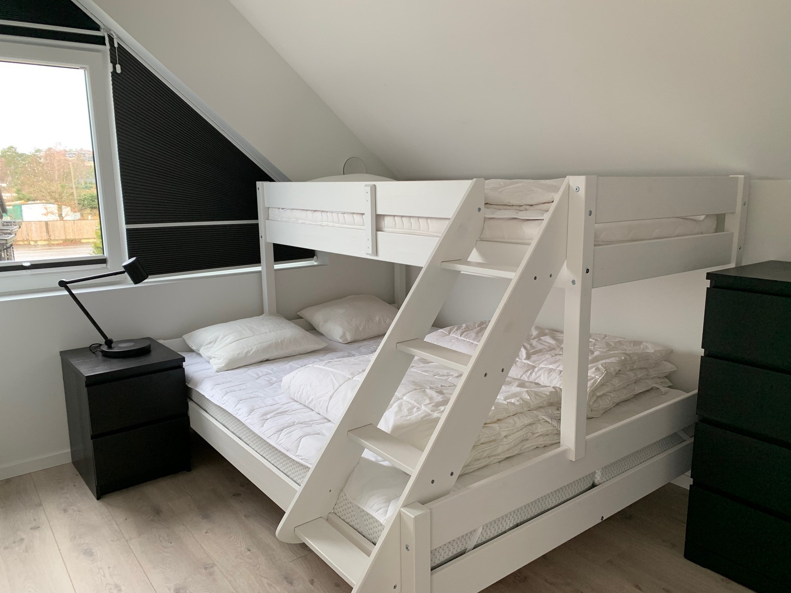 Familekøyeseng.
150 cm bredde nede, 90 cm bredde oppe. Galleribilde