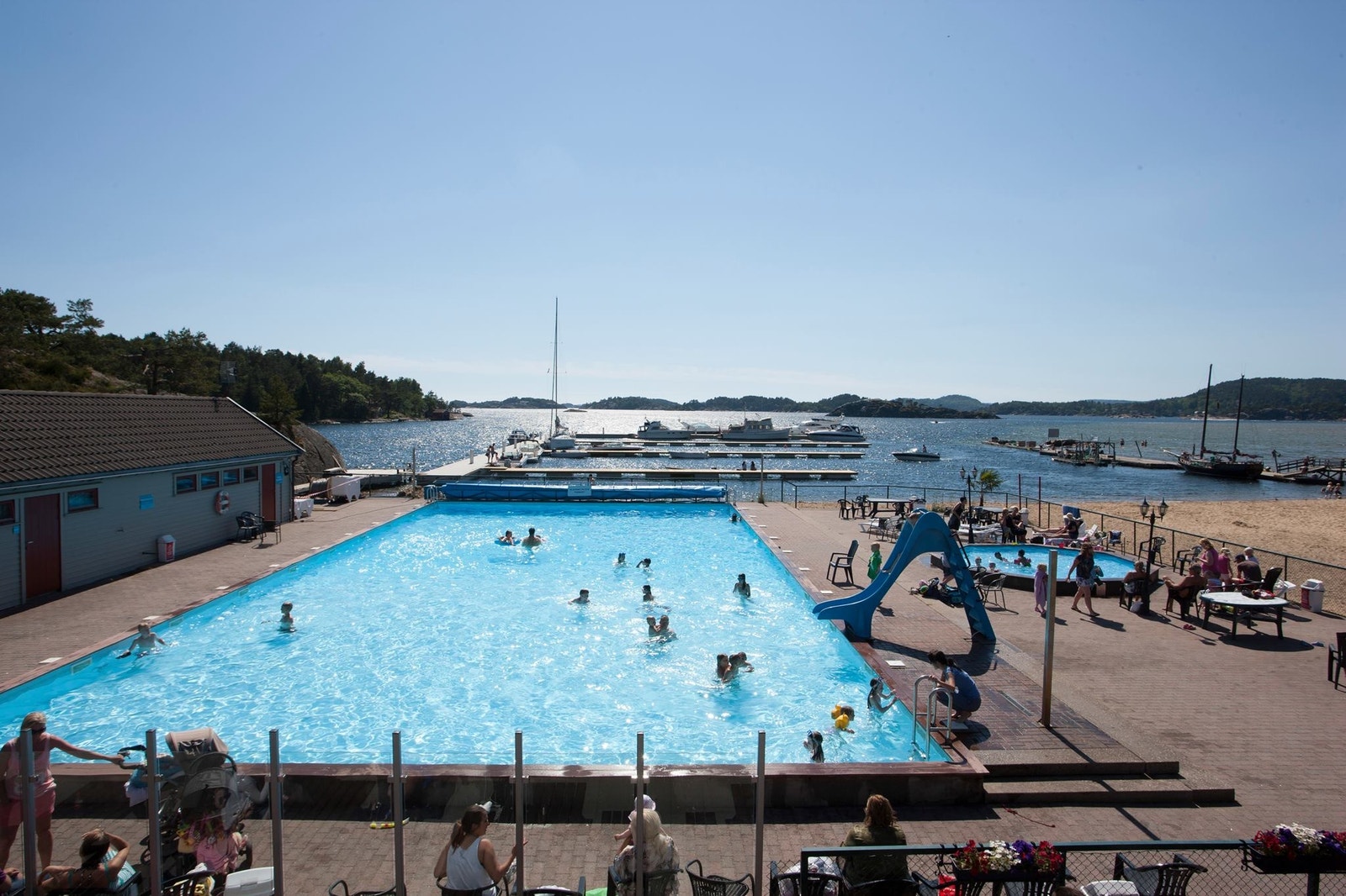 Saltvannbasseng på stranda ( tilhører Årossanden feriesenter -men man kan kjøpe dagsbillett) Galleribilde