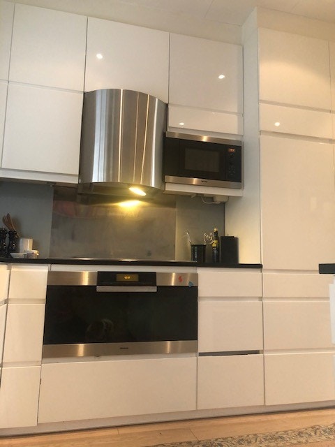 Kjøkken. Høy standard, Miele 90cm topp og stekeovn. Benkeplate i granitt Galleribilde