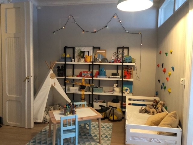 Soverom/stue i hovedetasje. Rom delt i to, med lite soverom innenfor (se neste bilde) Galleribilde
