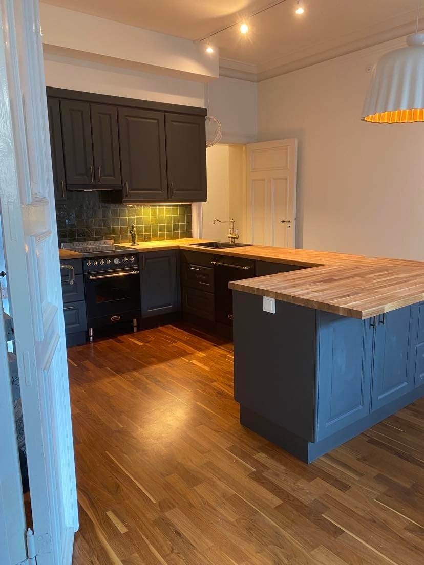 Nytt håndlaget klassisk kjøkken. Kjøkkenet er laget av møbelsnekker og malt med Pure and Original (Dark Smoke). Hvitevarer er fra myrangecooker. Galleribilde