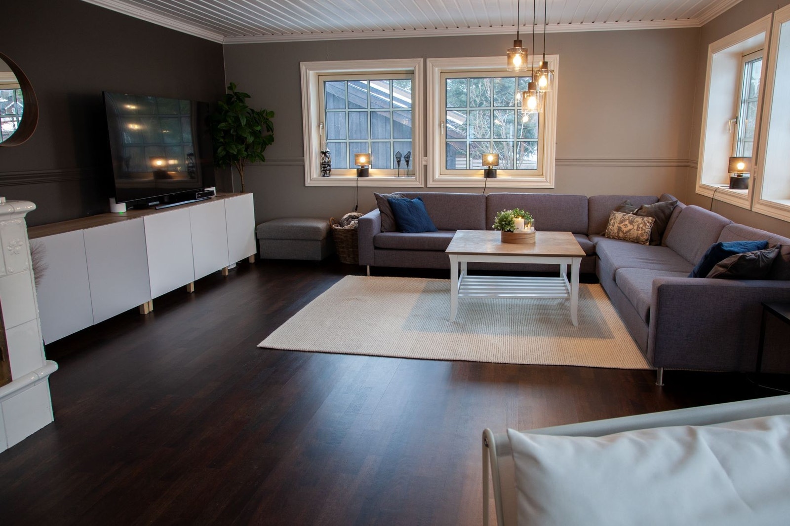 Stue - TV sone - Livingroom - entertainment area
Stue i gulv er renovert til 1 stavs eikeparket med varme i gulv - god lun stue Galleribilde