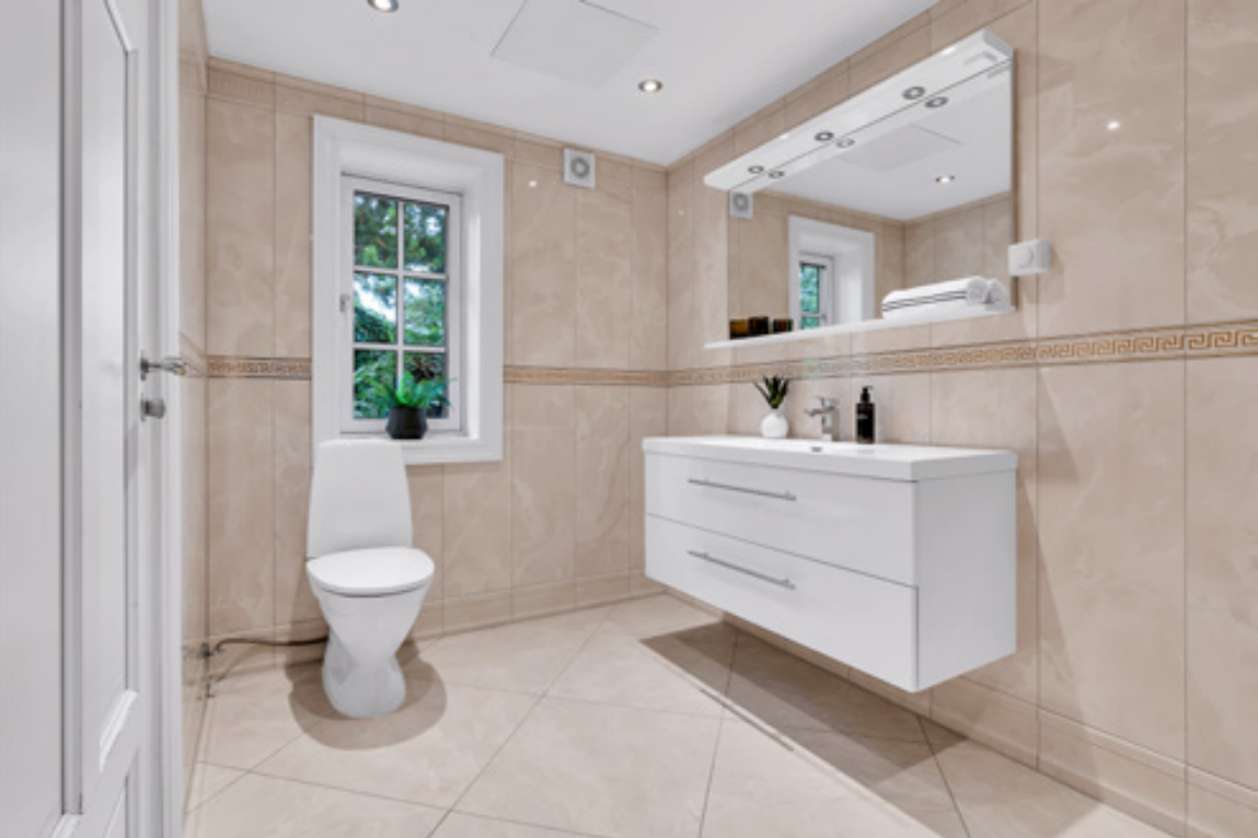 Onsuite bad tilhørende soverom 1 hovedetasje.
Onsuite bathroom to bedroom 1 main floor. Galleribilde