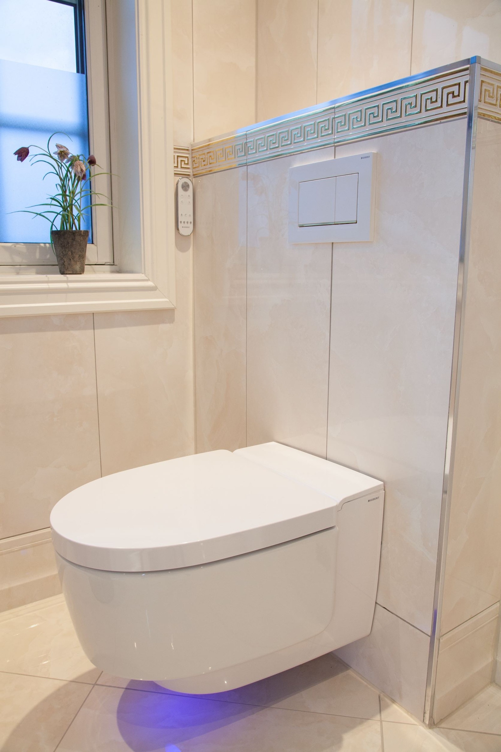 Helt nye Geberit AquaClean dusjtoalett, med varme i sete, vifte med luktfilter og alle funksjoner Geberit AquaClean Dusjtoaletter har. Toalettene finnes både på badene tilknyttet soverom 3 og badet tilknyttet soverom 4. Galleribilde